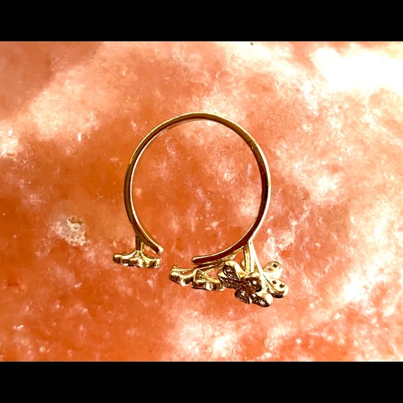 Feminine Floral Ring - Picture 3 of 5